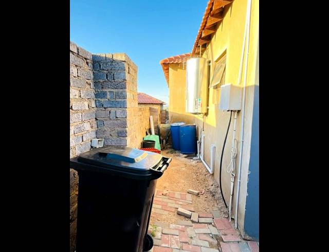 3 BEDROOM HOUSE FOR SALE IN COSMO CITY
